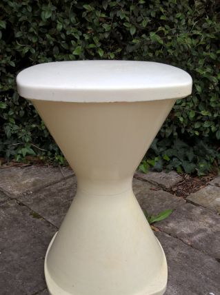 Tabouret TAMTAM, marque POLA, couleur crème, seventies