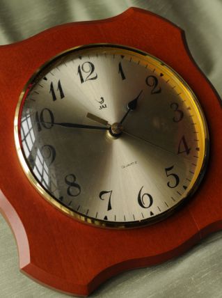 Horloge murale JAZ sur support bois chanfreiné