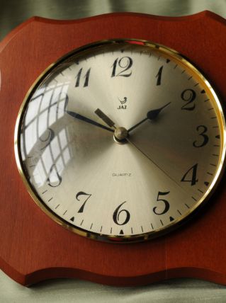 Horloge murale JAZ sur support bois chanfreiné