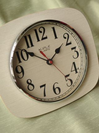 Horloge murale KIPLE sur support FORMICA