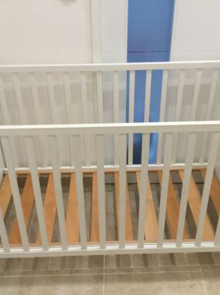 Lit bébé bois blanc 