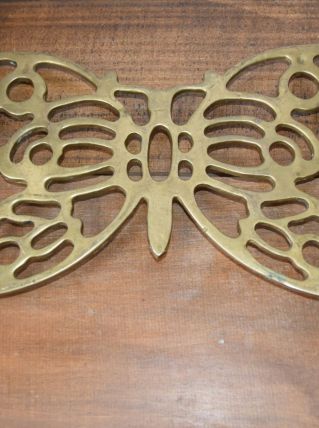 Dessous de plat ancien en fonte forme papillon