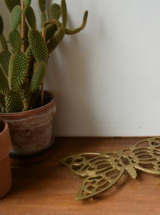 Dessous de plat ancien en fonte forme papillon