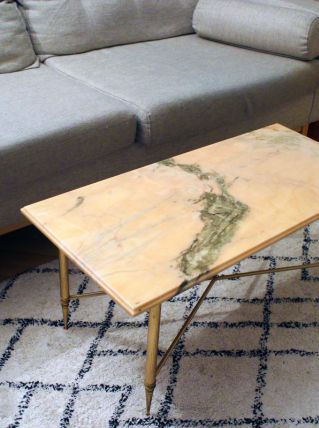 Table basse en marbre rosé et pieds dorés en laiton