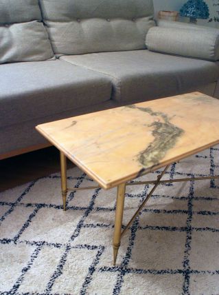 Table basse en marbre rosé et pieds dorés en laiton