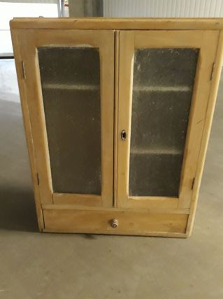 petite armoire de salle de bain