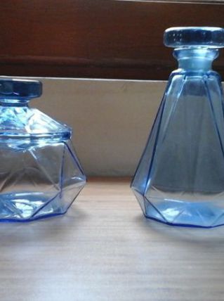 Flacons en verre bleus vintage