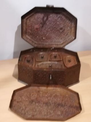Boîte en fer teinté avec compartiments et plateau