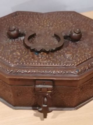 Boîte en fer teinté avec compartiments et plateau