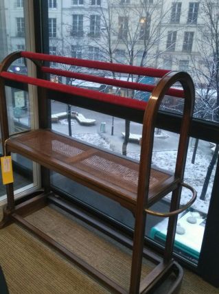 Porte manteau en arçon, barres velours rouge, plateau canné,