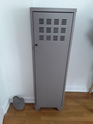 vestiaire une porte métallique 