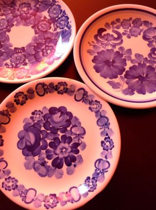 à vendre série assiettes en faïence peintes à la main