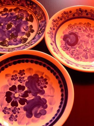 à vendre série assiettes en faïence peintes à la main