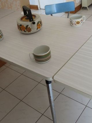 Table de cuisine en formica grise