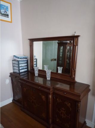 Grand buffet en bois de noyer avec grand miroir