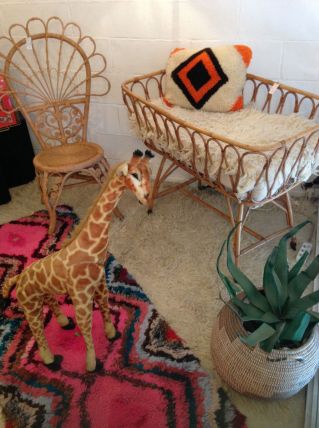 Lit bébé en rotin vintage