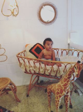 Lit bébé en rotin vintage