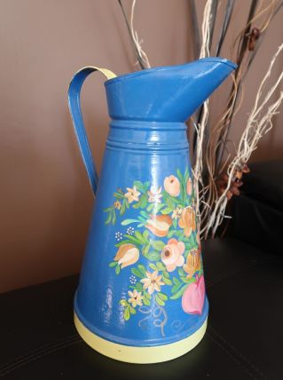 Broc ancien en tôle