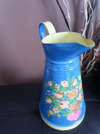 Broc ancien en tôle