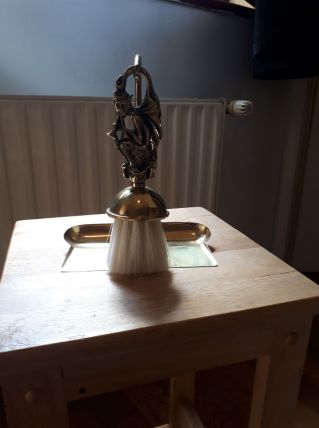 balai de table avec pelle dorés  et motif sur le manche