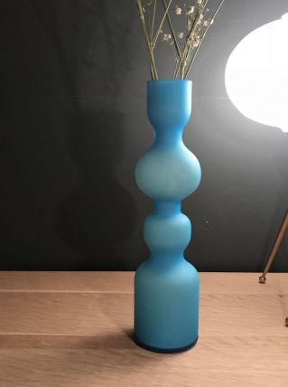 Joli vase bleu en verre bicolore