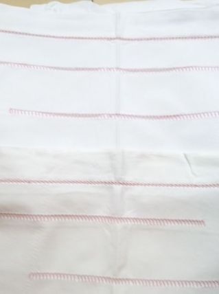 Drap et taie Bébé brodé main jour venise rose 50's