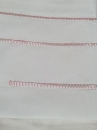 Drap et taie Bébé brodé main jour venise rose 50's