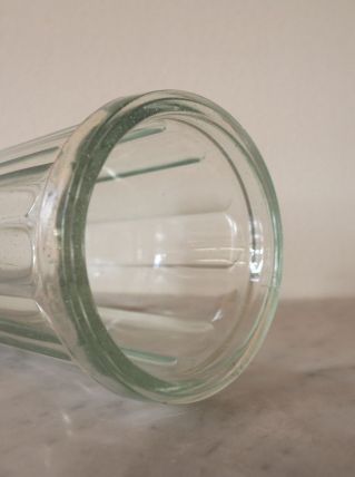 Pot à confiture en verre épais, soufflé et à facettes.