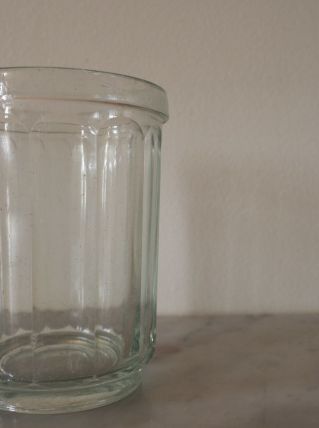Pot à confiture en verre épais, soufflé et à facettes.