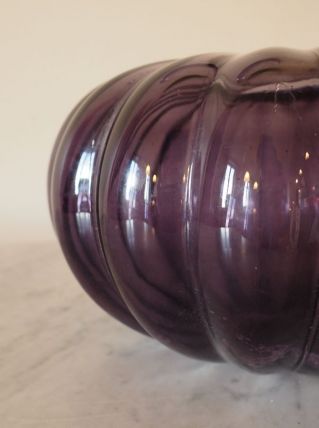 Vase violet arrondi en verre