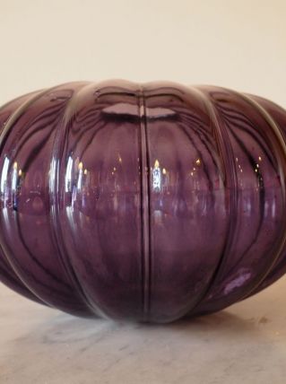 Vase violet arrondi en verre