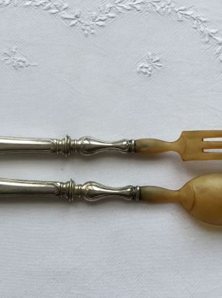 Couverts à salade en métal argenté et corne 