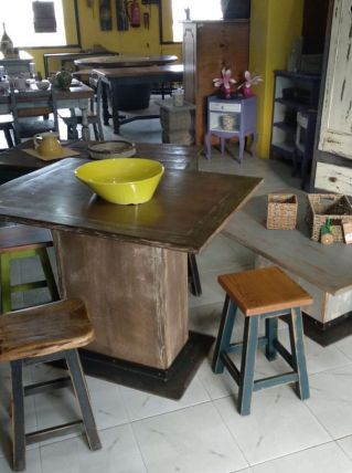 Table en bois de style vintage avec pied central. 100X 72