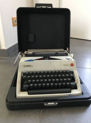 Machine à écrire Olympia Monica