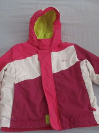 veste fille 2ans tache aux manches car mis tous les jours  