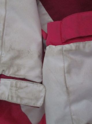 veste fille 2ans tache aux manches car mis tous les jours  