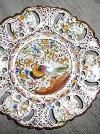 Belle assiette murale ancienne bordure ajourée peinte à la m