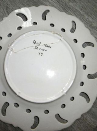 Belle assiette murale ancienne bordure ajourée peinte à la m