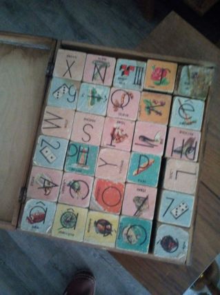 Jeu ancien cubes alphabétiques en bois