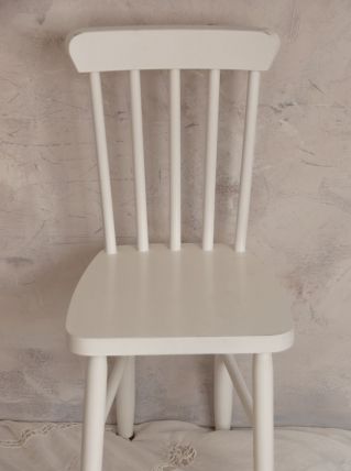 Petite chaise d'enfant en bois blanc
