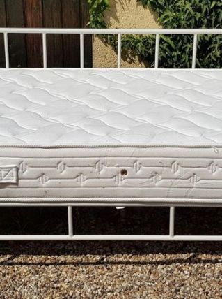 CHARMANT CANAPE OU LIT ENFANT