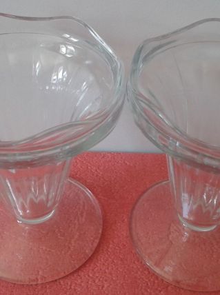 Quatre coupes à fruits anciennes en verre