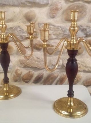 La paire de chandeliers laiton et bois