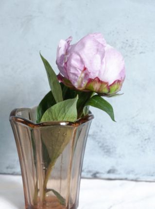 Petit vase corolle en verre moulé rosé années 40/50