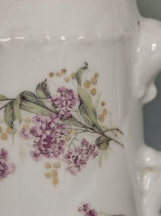Théière porcelaine vintage motifs fleurettes roses