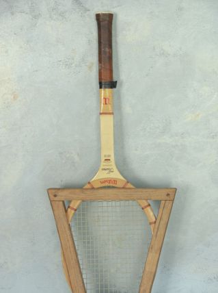 Raquette tennis vintage en bois et son cadre de transport