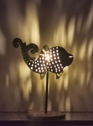 Lampe à poser poisson de couleur noire et patine dorée 