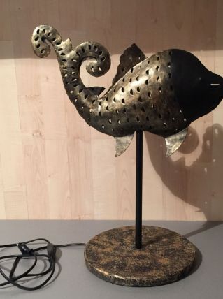 Lampe à poser poisson de couleur noire et patine dorée 