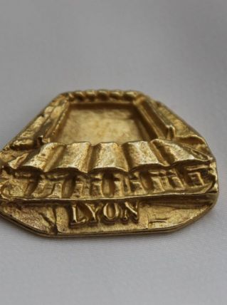fève métal dorée de collection ribeirou stade Lyon 