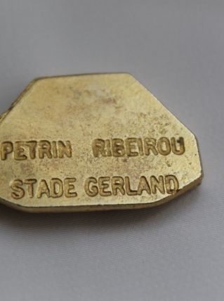 fève métal dorée de collection ribeirou stade Lyon 